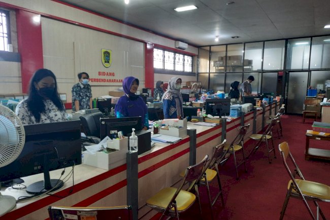 ASN dan Seluruh Staf Di Lingkungan BPKPAD Mendengarkan Lagu Kebangsaan Indonesia Raya