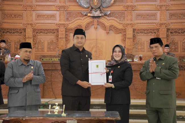 Bupati Klaten dan Ketua DPRD Klaten Tandatangani Persetujuan Raperda Perubahan APBD Tahun 2022