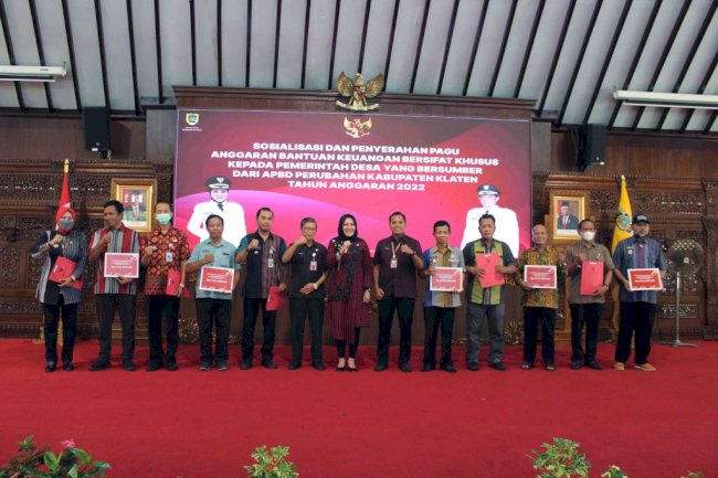 Bupati Klaten Serahkan Pagu Anggaran Bantuan Keuangan Bersifat Khusus Yang Bersumebr dari Perubahan APBD Tahun 2022
