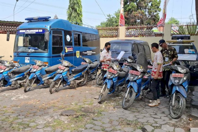 Petugas Lakukan Cek Fisik Kendaraan Dinas Operasional Untuk Penilaian Pada Lelang Barang Milik Daerah Tahun 2024