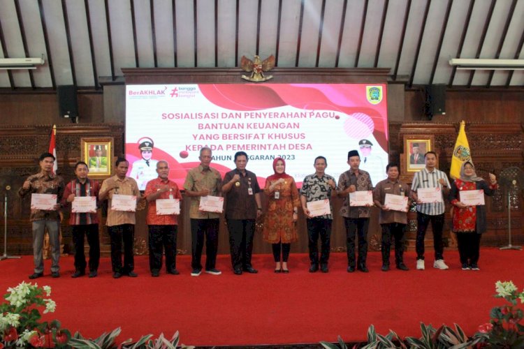 Penyerahan Pagu Anggaran Bantuan Keuangan Bersifat Khusus Yang Bersumber Dari APBD Kabupaten Klaten Tahun 2023