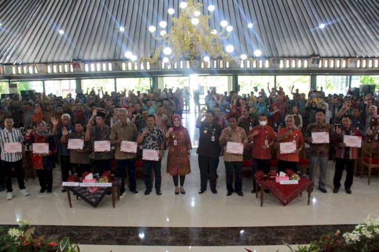 Penyerahan Pagu Anggaran Bantuan Keuangan Bersifat Khusus Yang Bersumber Dari APBD Kabupaten Klaten Tahun 2023