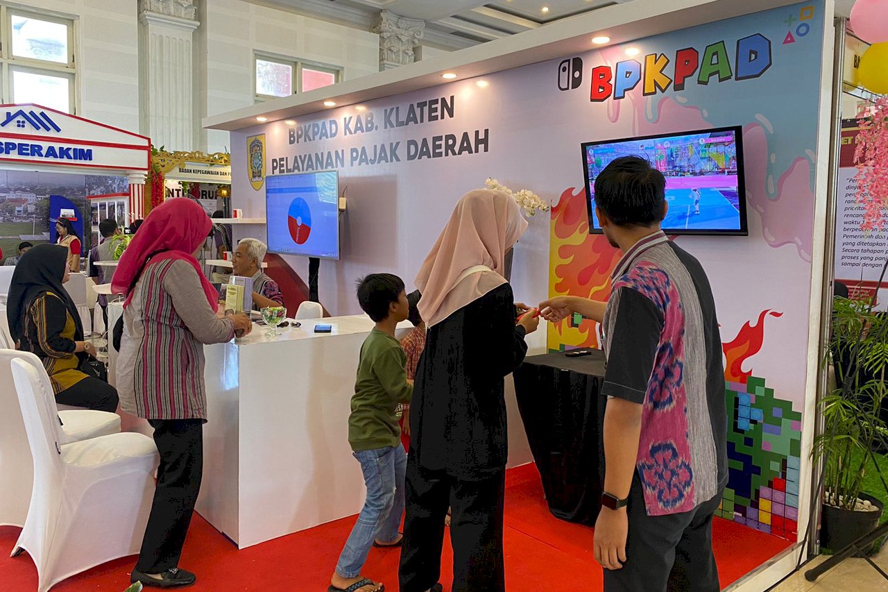 Sukses Gelar Stand di Expo Pelayanan Publik,  Kepala BPKPAD Terima Penghargaan Dari Bupati Klaten