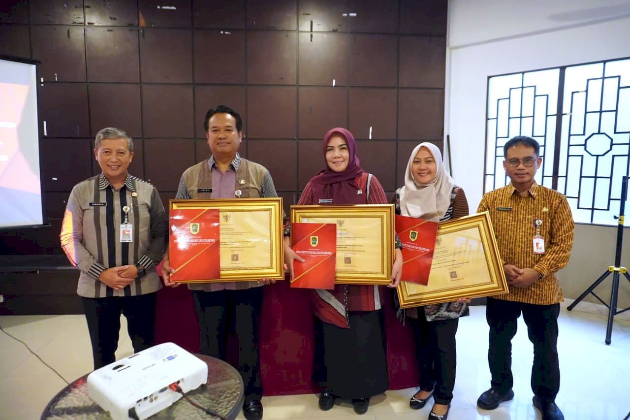 Badan Pengelolaan Keuangan Pendapatan dan Aset Daerah Mendapatkan Predikat Sangat Memuaskan Atas Pengawasan Kearsipan Tahun 2025 Tingkat Kabupaten Klaten.