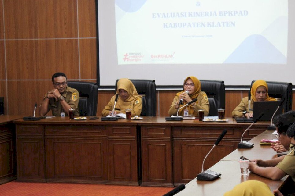 Penyerahan SK PPPK Paruh Waktu dan Rapat Evaluasi Kinerja Perangkat Daerah pada BPKPAD Kabupaten Klaten