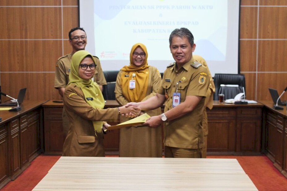 Penyerahan SK PPPK Paruh Waktu dan Rapat Evaluasi Kinerja Perangkat Daerah pada BPKPAD Kabupaten Klaten