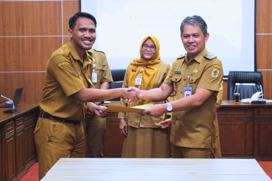 Penyerahan SK PPPK Paruh Waktu dan Rapat Evaluasi Kinerja Perangkat Daerah pada BPKPAD Kabupaten Klaten