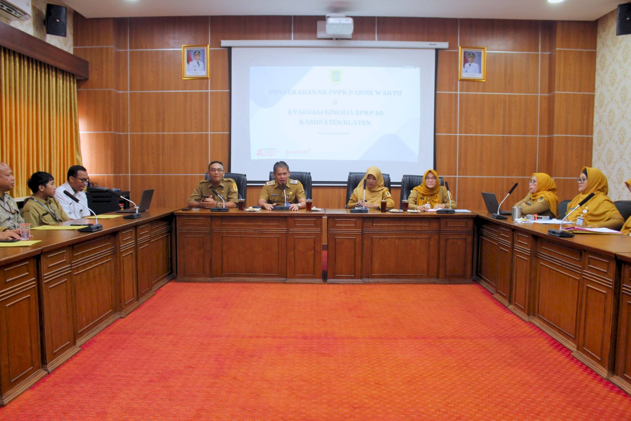 Penyerahan SK PPPK Paruh Waktu dan Rapat Evaluasi Kinerja Perangkat Daerah pada BPKPAD Kabupaten Klaten